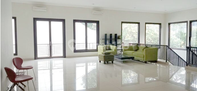 Di Kebayoran Baru, 1