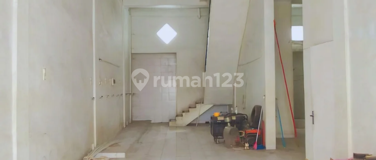 For sale/rent, attached shophouse on Lake Singkarak Street. 1