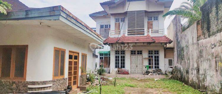 VILLA DENGAN HALAMAN LUAS DI PINGGIR JALAN UTAMA HAJI MISBAH 1