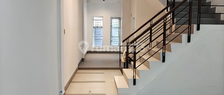 Ruko Bisnis Lokasi Strategis di Jalan Multatuli 1