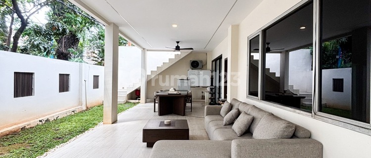 Luxury Hook House in Kebayoran Baru with Super Spacious Yard & Beautiful Balcony View 1