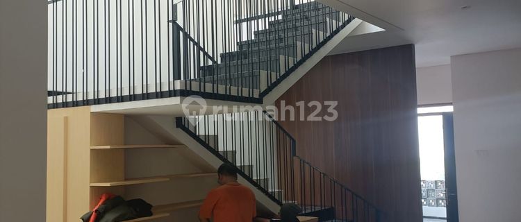 Rumah baru siap huni 2 lantai semi furnished di Singgasana Pradana 1