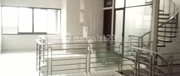Rumah 2 lantai Siap Huni lingkungan nyaman di Singgasana Pradana 1