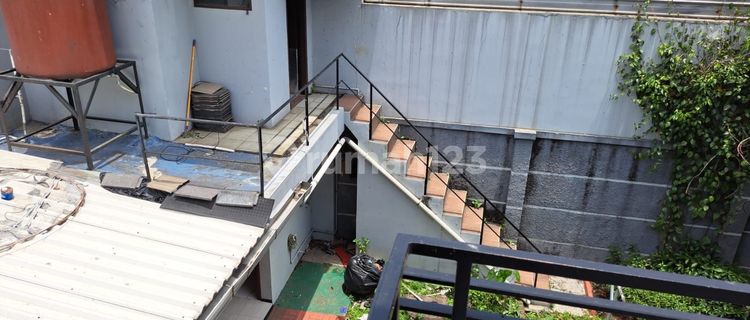 Rumah Luas Terawat Di Batununggal Dengan Taman Luas 1
