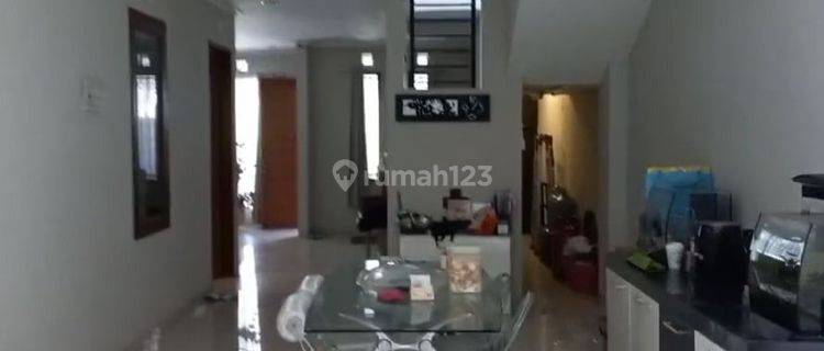 Rumah Sewa 2 Lantai Bagus Siap Pakai di Setra Duta 1