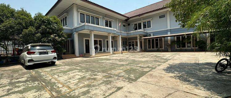 Dijual dan Disewakan Gedung ex Sekolah Di Kemang Pratama Bekasi Barat
 1