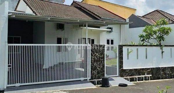 RUMAH ISTIMEWA DI MAGUWO DEKAT UPN. 15 MENIT KE PAKUWON MALL. PERUM SATPAM 24 JAM 1