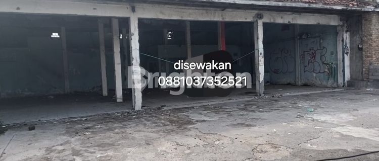 Land by the main road suitable for business. 1