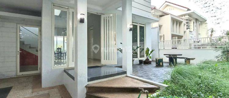 Rumah dengan Private Swimming Pool di VPT 1