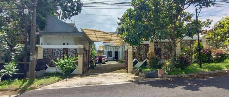 Rumah Mewah Jual 2½ Lantai di Bandara Palmerah Malang 1