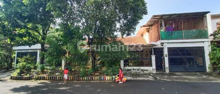 House for Sale in Tanah Kusir Area, South Jakarta 1