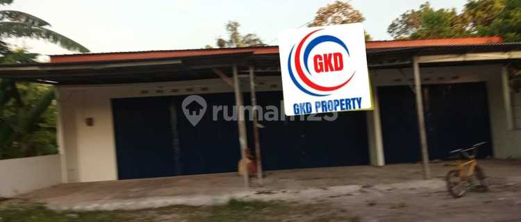 FOR RENT 3 STRATEGICALLY LOCATED AFFORDABLE ATTACHED SHOPS ON THE MAIN ROAD IN BINTARO 1