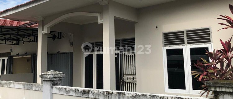 Disewakan Rumah di Jl. Parit Haji Muksin, Komplek Villa  Tanah Mas 1