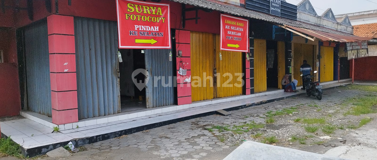 Kiosk for sale in Bantul near Bantul Regional Hospital, there are 4 kiosks. 1