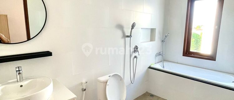 DISEWAKAN RUMAH 2 LANTAI DI AREA KEROBOKAN 1