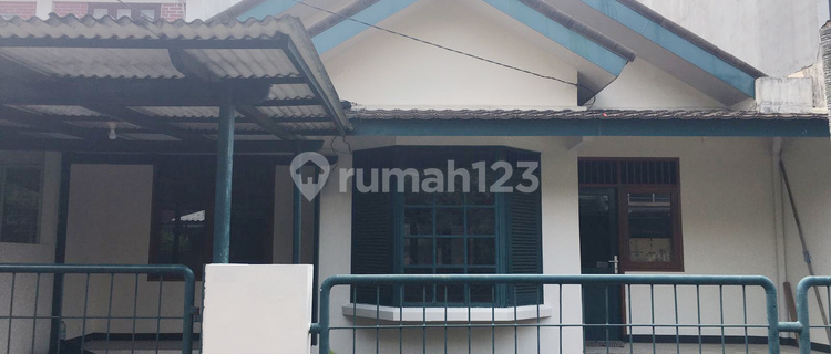 House in a Strategic Location with a Sturdy Old Building @Bintaro 1