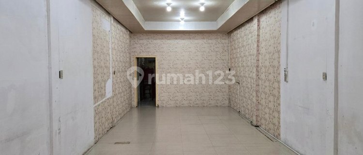 For Sale, Affordable Strategic Shophouse on Surabaya Street, Siantar. 1