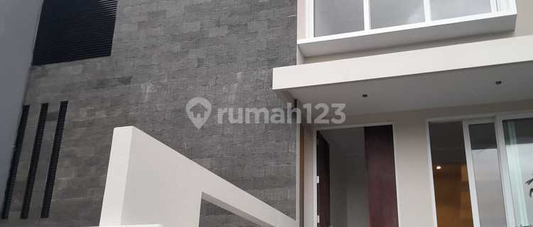 FOR SALE BEAUTIFUL 3-STORY HOUSE IN WEST UNGARAN 1