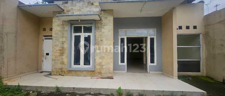 FOR RENT: 1.5-STORY HOUSE, CAN BE USED FOR BUSINESS, DOWNTOWN SEMARANG 1