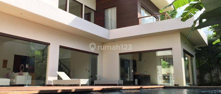 Rumah villa 2 lantai mewah dan siap huni, legalitas shm on hand,  rumah hadap Timur,  di lengkapi dengan furnish dan kolam renang private, Sehingg pembeli hanya membawa koper saja,  lokasi rumah di Toya Gangga Ungasan, Kuta Selatan,  Badung Bali 1