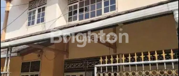 House in a strategic location near the highway, mall, market, busway, and train station. 1