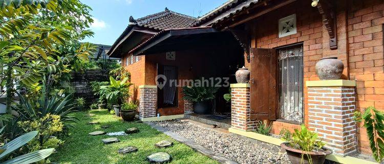 Rumah Serasa Villa Desain Jawa Dengan Pendopo Kadipiro Solo 1