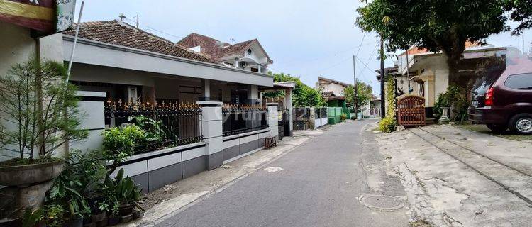 Rumah terawat lingkungan aman nyaman Karangasem Laweyan 1