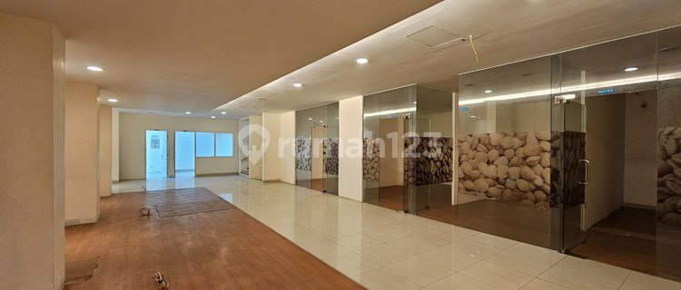 Ruang Usaha Ex Bank Strategis Slamet Riadi Solo 1