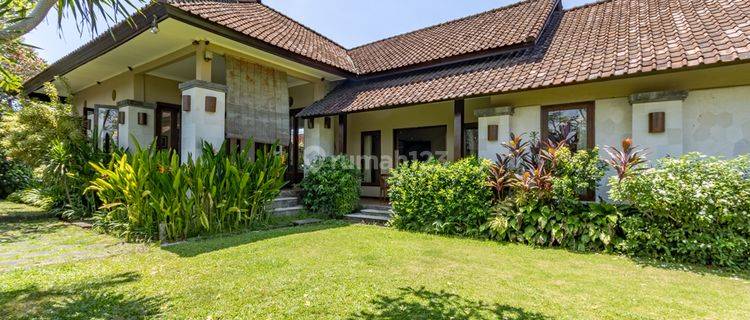 Spacious 4BR Rice Field View Villa In Cekomaria Downtown Area 1