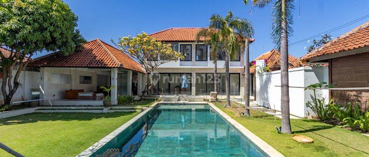 Villa Taman Besar 4BR Di Sanur Area Turis 1