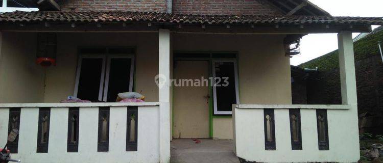 Rumah Second Lingkungan Nyaman Mojosongo Solo 1