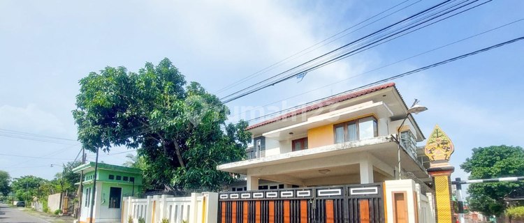Luxurious 2-story house, corner position, in the center of Klaten city. 1