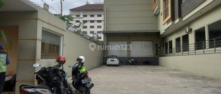 Gudang di Kerten, Laweyan  1
