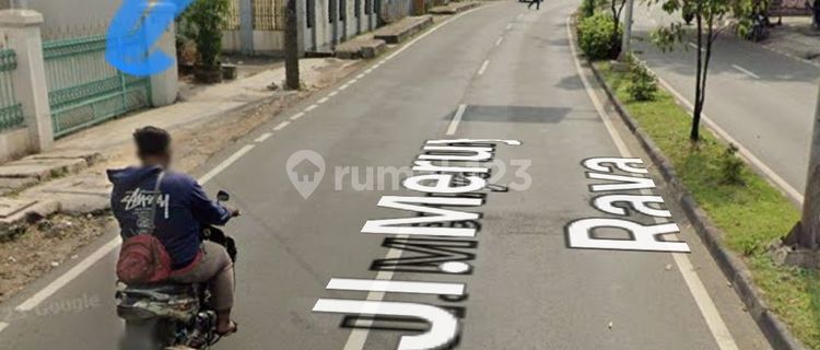 Dijual rumah tua di Meruya daerah pertokoan/perkantoran. Sangat strategis, hitung tanah saja. 1