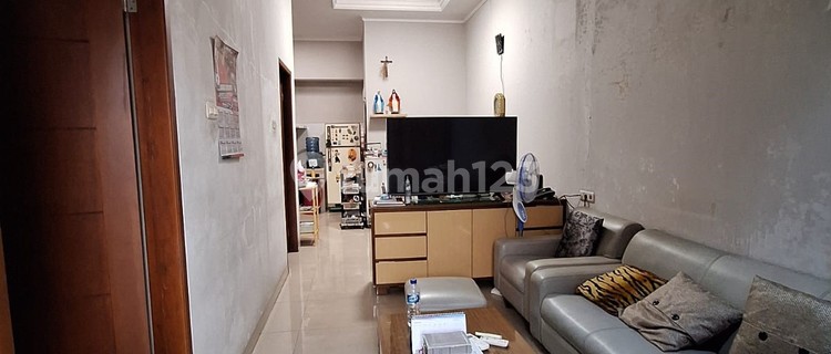 House for sale in Pademangan, beautiful, 8m wide, KPR eligible. 1