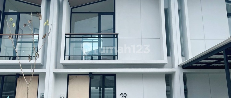 For Sale Luxurious 2-Story House Ready to Live In Strategic Location Only 1 Minute to Toll Lippo Karawaci Tangerang 1