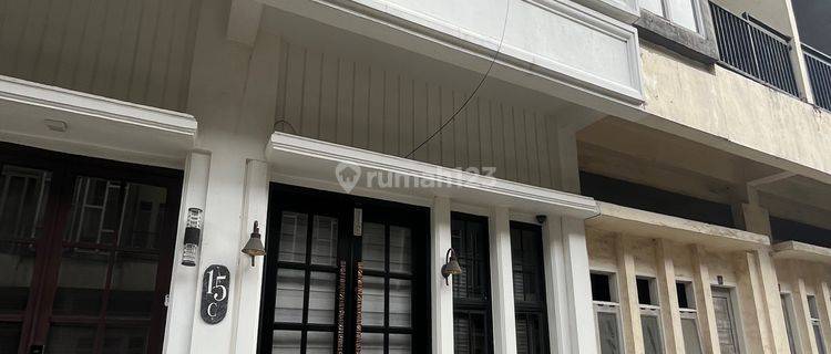 Rumah Mewah Semi Furnish Di Komplek Takapuna Residence 1