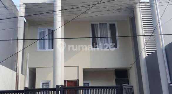 Rumah mungil dekat kantor dan gedung kegiatan di asem baris 1