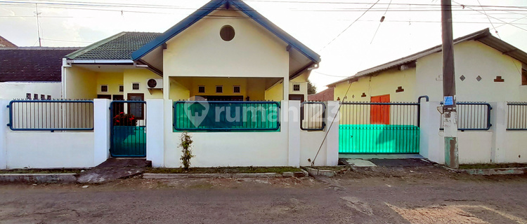 Disewakan Rumah Luas di Wisma Mojongapit Indah, Jombang 1
