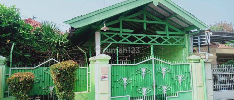 Rumah Berpagar Ada Garasi Di Pusat Kota Jombang 1