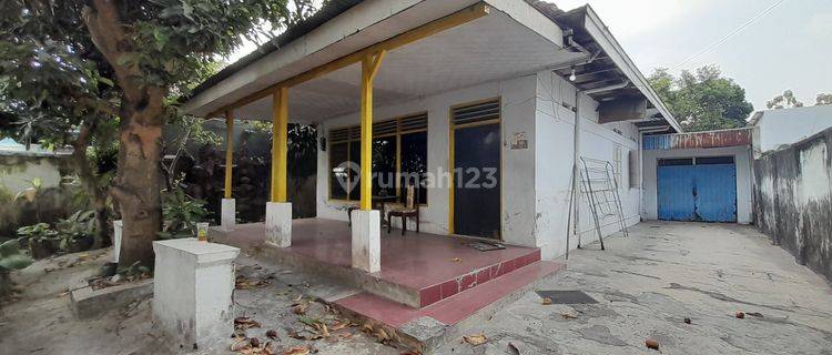 Rumah Berpagar di Samping Jalan Jombang Kota 1