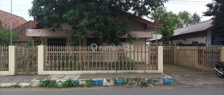 Rumah Berpagar Samping Jalan Tengah Kota di Jombang Kota 1