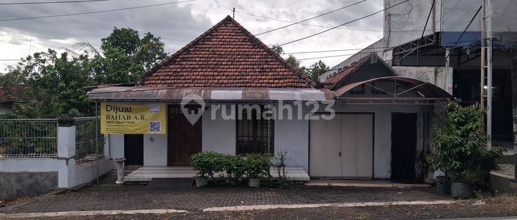For Sale House on a 1,000 m² Land - Jl. Brawijaya Peterongan 1