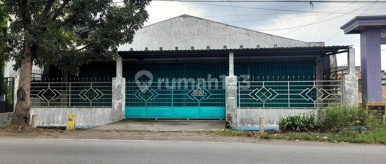 Shop House on the Main Road Side, Mojongapit, Jombang 1