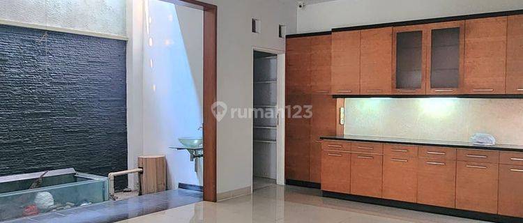 Rumah Bagus Semi Furnished di Pondok Indah, Jakarta Selatan 1