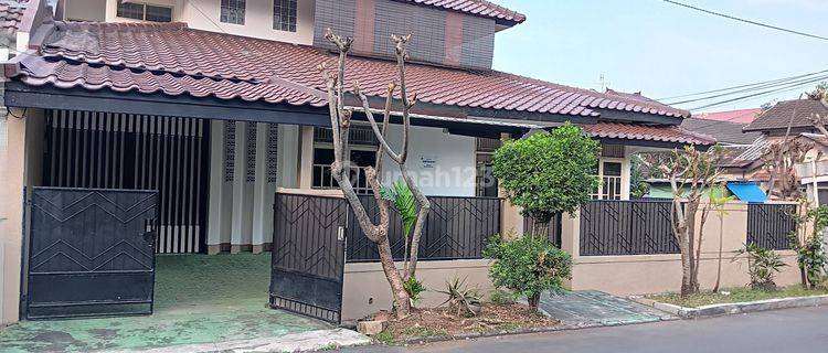 Rumah Sewa Hoek Dgn Taman Paving Block Rapih Di Sektor 3 Bintaro 1