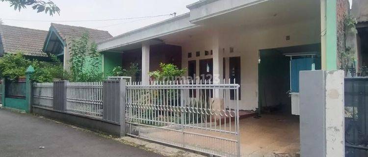 Rumah Dengan Halaman Belakang Luas Siap Huni Di Kramat Jati 1