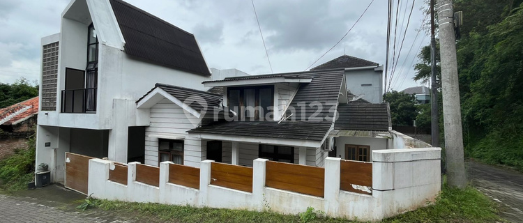 Semi Furnished Rumah 2Lt Candi Kalasan Manyaran 1