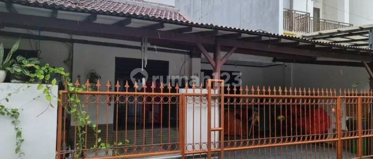 Quick sale of a 2-story house in Tebet Barat complex 1