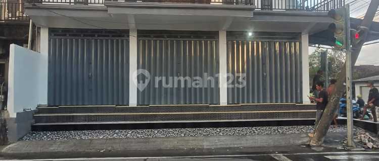 *Profitable Investment Property!*  
Shop House for Sale on Jl. Anggungan, Lukluk, Bali.  
- Land Area: 135 m²  
- Dimensions: 8x16 m  
- Strategic Location: Corner Lot - 2-Sided Road Access  
- Road Access: 8 Meters  
Facilities:  
- 2 Bedrooms  
- 2 Bathrooms  
- 1 Kitchen  
- Zoning: Commercial  
- SHM, SL 1